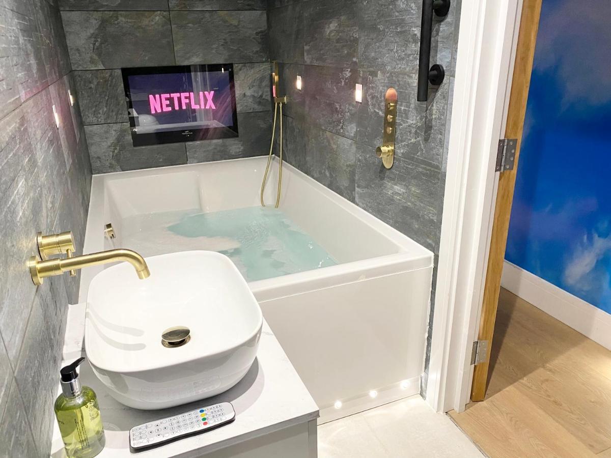 Cloud9 Guest House - By Coastline Retreats - 2 Bedroom Self Contained Garden Flat - Luxury Bath, Netflix, Superfast Wifi, Parking Included Борнмут Екстер'єр фото