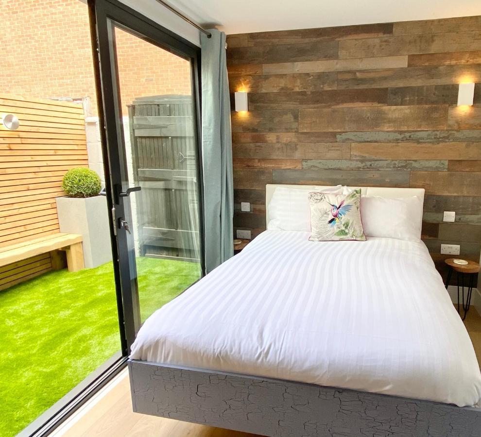 Cloud9 Guest House - By Coastline Retreats - 2 Bedroom Self Contained Garden Flat - Luxury Bath, Netflix, Superfast Wifi, Parking Included Борнмут Екстер'єр фото
