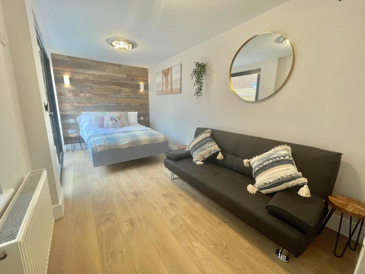 Cloud9 Guest House - By Coastline Retreats - 2 Bedroom Self Contained Garden Flat - Luxury Bath, Netflix, Superfast Wifi, Parking Included Борнмут Екстер'єр фото