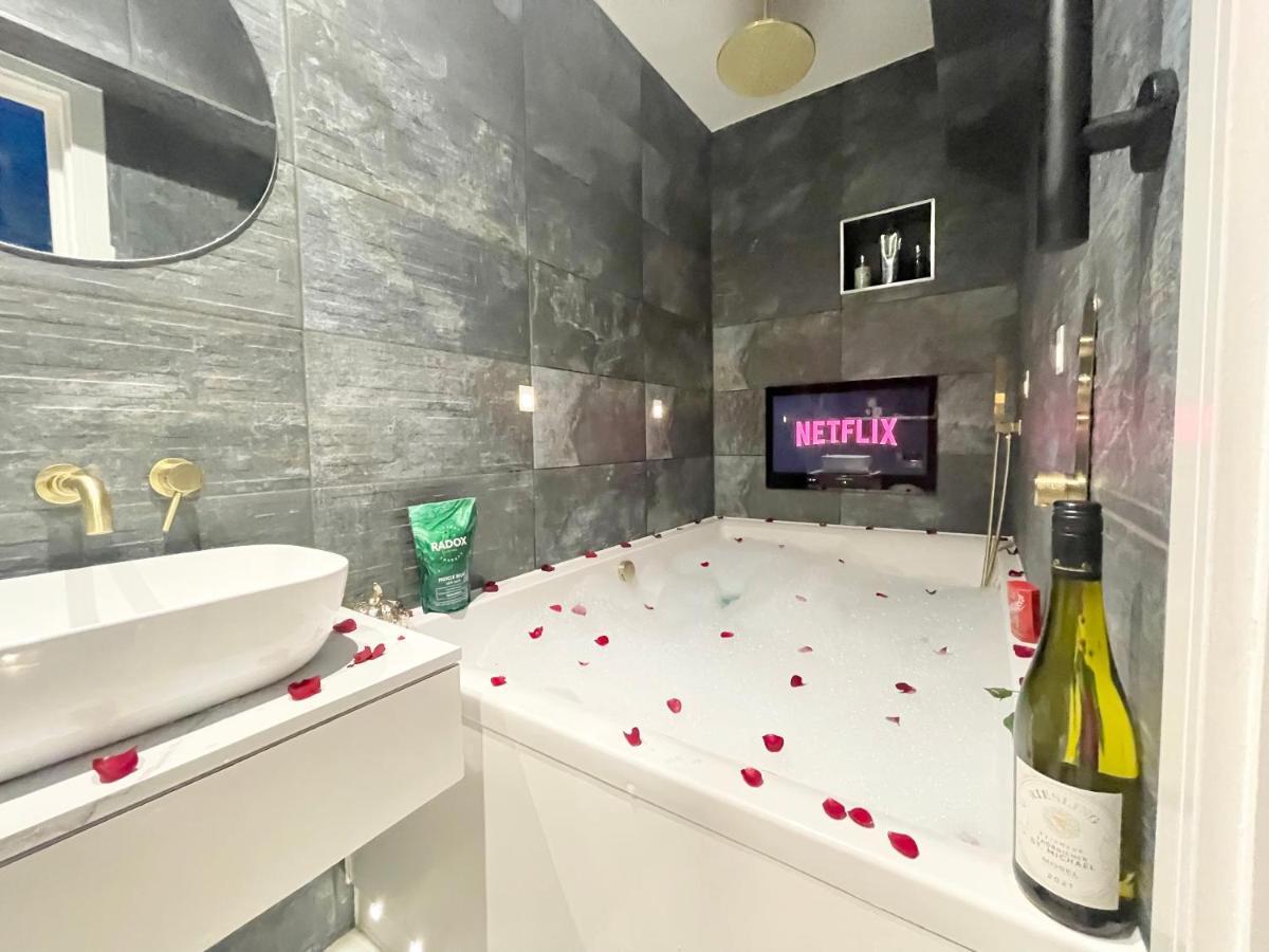 Cloud9 Guest House - By Coastline Retreats - 2 Bedroom Self Contained Garden Flat - Luxury Bath, Netflix, Superfast Wifi, Parking Included Борнмут Екстер'єр фото